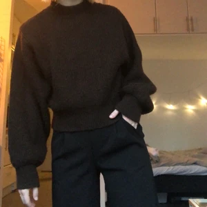 Brun stickad tröja - Brun stickad tröja från Gina Tricot i lite kortare modell. Strl M. Sparsamt använd men ändå lite nopprig. Mjuk! Ej stickig. Köparen står för frakt