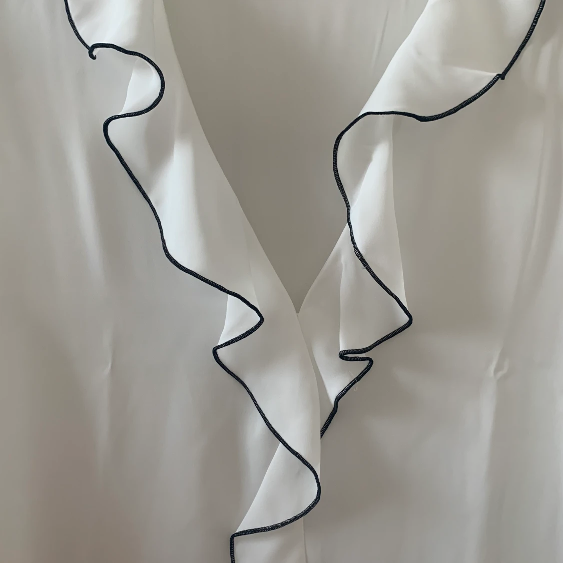 Tunn blus med volanger  - 90