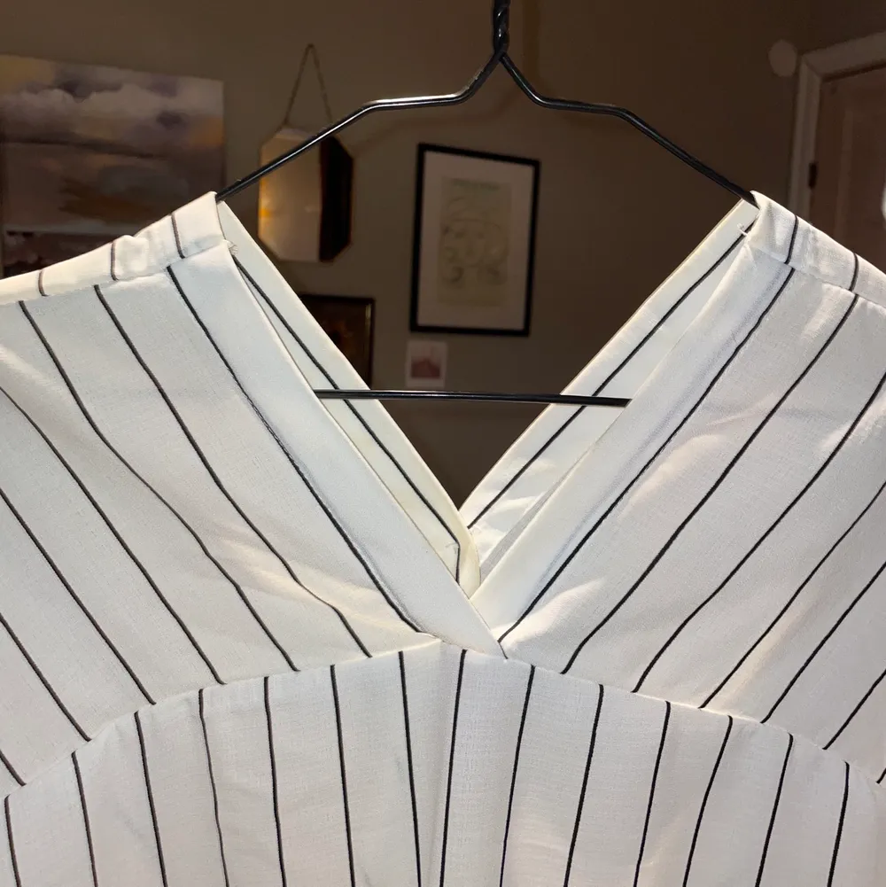 En klassiskt randig skjorta med en lite unik v-ringning både fram och i ryggen! I mycket gott skick! Fraktar mot fraktkostnad eller så möts vi upp i Malmö eller Lund! 💕 Storlek S.. Toppar.