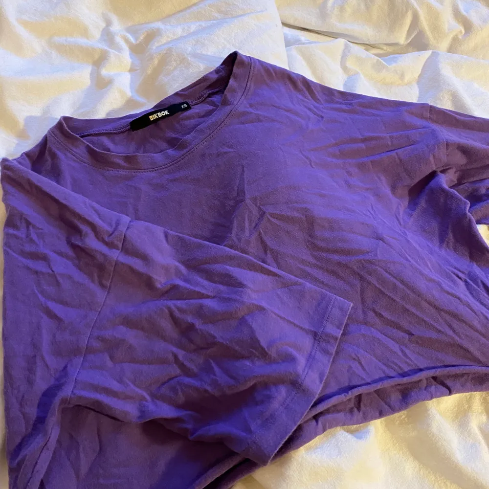 Croppad T-shirt i superfin lila färg, säljs då den inte kommer till användning längre<3. T-shirts.