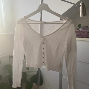 Långärmad topp, strl s - Croppad långärmad topp. Jag har klippt av lappen då den kliade, men är ganska säker på att den är från H&M i storlek S💕💕