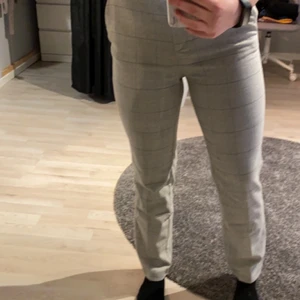 Kostymbyxor strl 36 - Jättefina rutiga kostymbyxor från hm! Skulle passa både s och xs! Pm för mer bilder eller om du har frågor😘