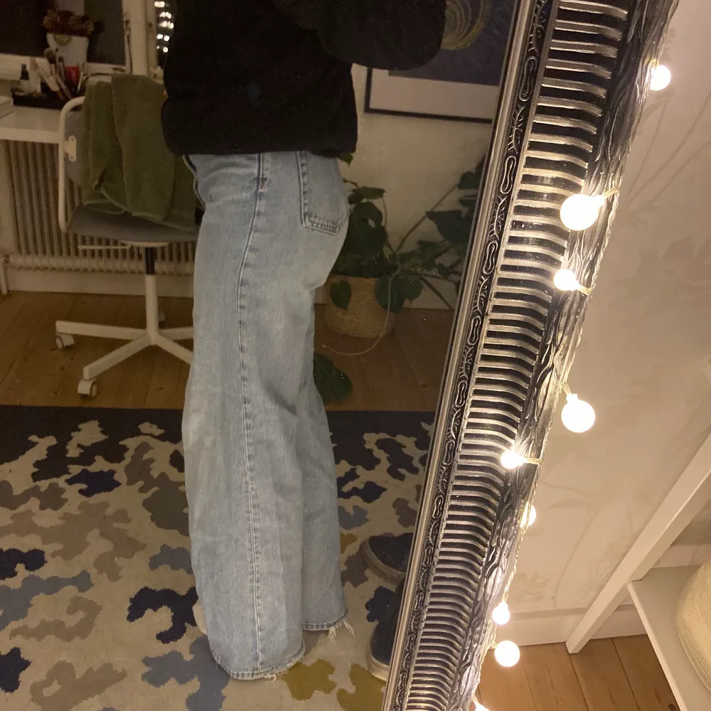 Fina Weekday jeans i modellen ACE. Bra i längd på mig som är 170. Sitter snyggt överallt!👖 har tyvärr ett litet hål på ca 1x2cm i rumpan men inget man lägger märke till då det är så litet. Man kan lätt sy ihop om man vill.. Jeans & Byxor.