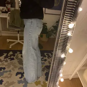Fina Weekday jeans i modellen ACE. Bra i längd på mig som är 170. Sitter snyggt överallt!👖 har tyvärr ett litet hål på ca 1x2cm i rumpan men inget man lägger märke till då det är så litet. Man kan lätt sy ihop om man vill.