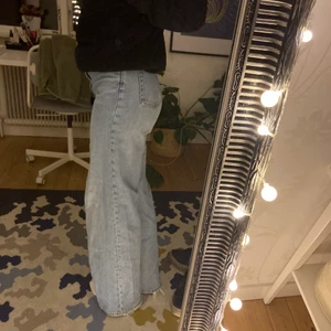 Weekday ACE jeans - Fina Weekday jeans i modellen ACE. Bra i längd på mig som är 170. Sitter snyggt överallt!👖 har tyvärr ett litet hål på ca 1x2cm i rumpan men inget man lägger märke till då det är så litet. Man kan lätt sy ihop om man vill.