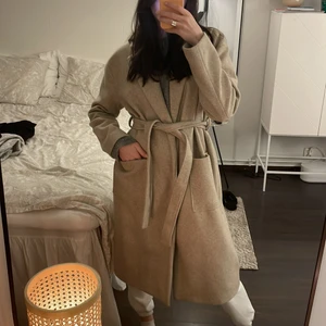 Kappa - Super fin beige kappa från ginatricot i en beige färg. Använd ett fåtal gånger och är i superfint skick! Köpt för 700kr 💖💖