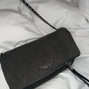 Zadig Voltaire  - Säljer min gråa mocka zadig väska 