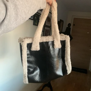 Väska  - Fin väska som söker nytt hem. Slitningar som syns på sista bilden på själva kanten borde gå att limmas med klädlim. 