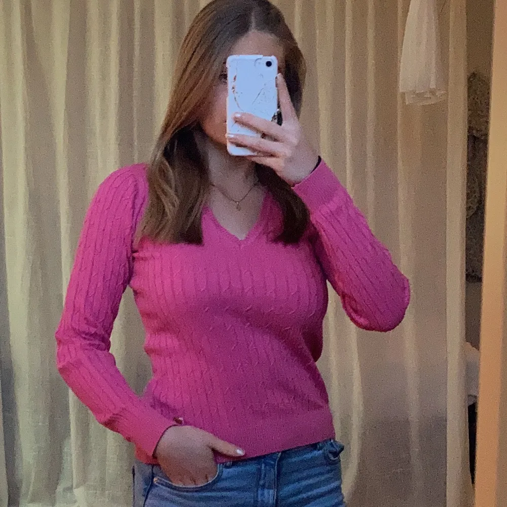 Jättefin rosa tröja!💗 Fina detaljer med urringning och ribbat tyg. Köpt för längesen så säljs inte längre. Tyvärr är den lite liten för mig:( Leverans kan diskuteras . Stickat.