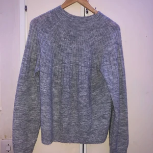 Grå stickad tröja  - En jätte skön grå stickad tröja i stolek M 🥰