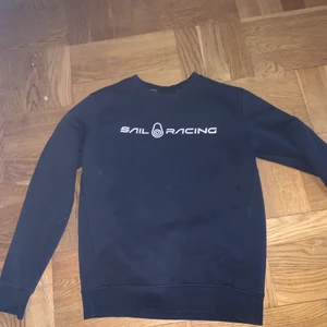 Sail racing tröja  - säljer då den inte kommer till användning den är i ganska bra skick! Tvättas innan jag skickar den om ni vill 