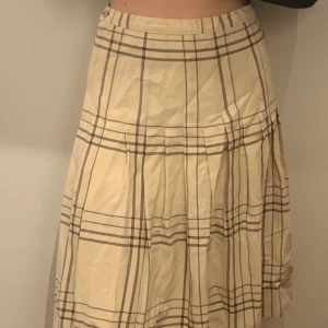 Kjol stlk S/M 100%Wool made in Canada - Bekväm och håller även lite varmt eftersom det är ull. Den är skrynklig på bilden för den var ihopvikt i källaren. 