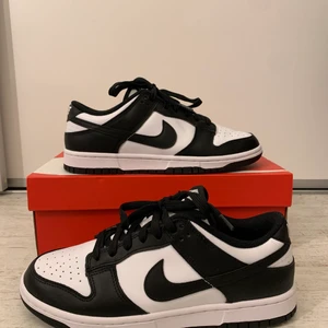 Nike dunk low retro white  - Originalkartongen ingår! Helt oanvända skor som endast är testade inomhus. Säljer för att de är för små för mig. Stl 40,5. Budgivningen från 2200kr. Frakt ingår!!