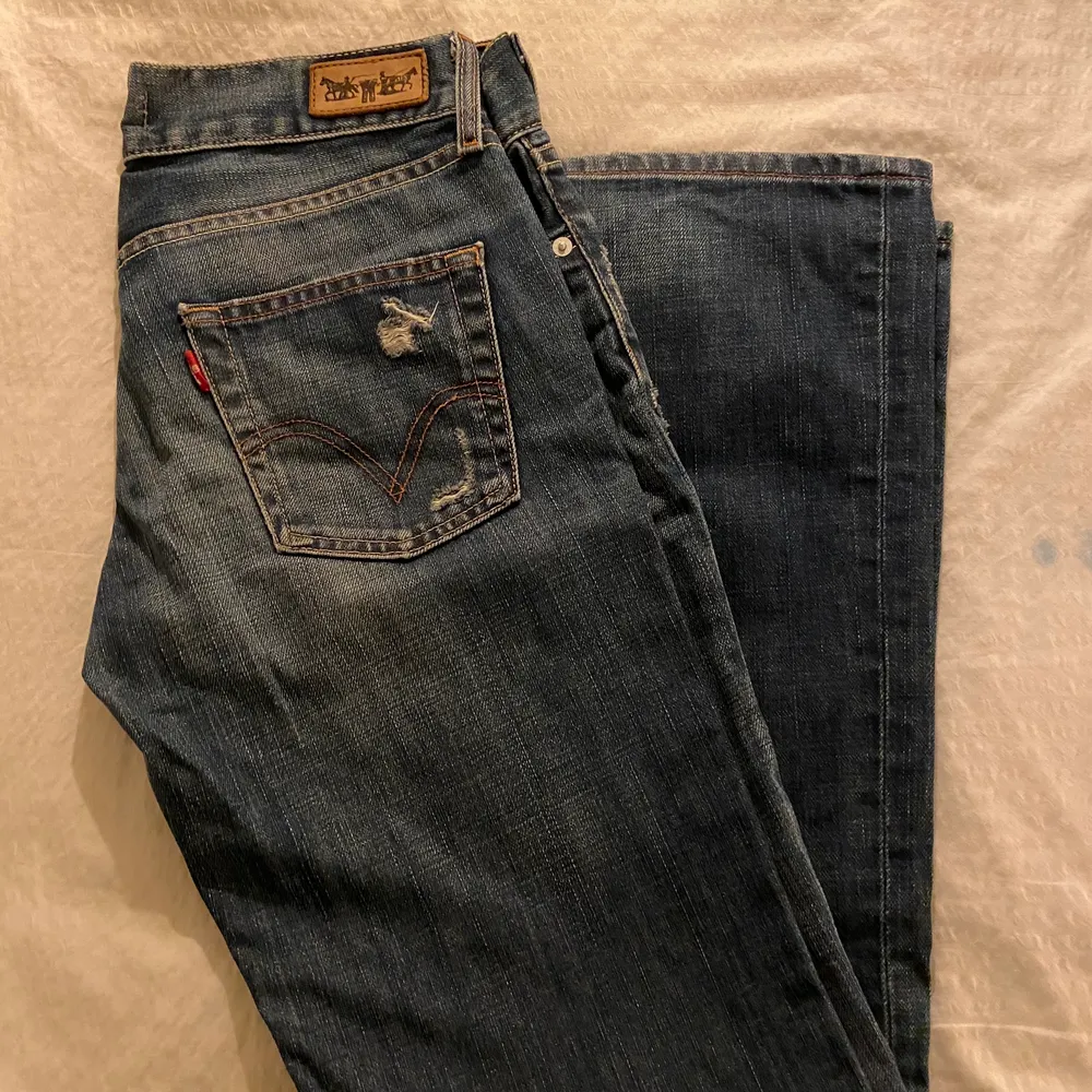 Levi’s jeans i modellen ”Eve”, dom är Lågmidjade och är raka/utsvängda i benen. Köptes här på plick (första bilden är lånad därifrån) och har använt dom 1 gång. Säljer för jag insåg att jag inte är så snygg i Lågmidjat som jag hade förutspått. Är i storlek 29/32 men sitter lite oversizet på mig som vanligtvist har 34. Så skulle säga att den skulle nog passa 34 oversizet och 36 som ”vanligt”. Innerbenslängden är 78 centimeter. 🌨. Jeans & Byxor.