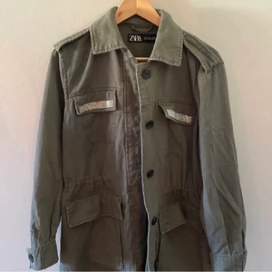 Zara - Säljer min snygga jacka från zara i storlek s, knappt använd då det inte funnits något tillfälle, säljer nu för 300kr+frakt (köpt för 559)❤️❤️❤️ 