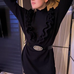 Stickad klänning  - Stickad klänning från vero Moda. Använt typ 3 gånger så den är som ny💗 jättefin med bälte men man kan också ha utan.