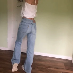 Lågmidjade jeans - Lägger ut dessa på nytt! Skit snygga jeans jag köpt här på plick men tyvärr inte passade. Lågmidjade och långa på mig som är 173cm lång!💕Skulle säga att de passar någon som har storlek 34, jag själv är en 36/38💕Köpta här på plick för 400 kr, om många är intresserade blir det budgivning🥰(inte mina bilder)