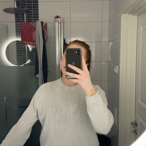 Stickad tröja - Vit lite kortare stickad tröja från hm. Bra stick. Säljs för att den börjar bli lite kort i armarna på mig tyvärr. Skriv för fler bilder och info🤍🤍 Köparen står för frakt🤍