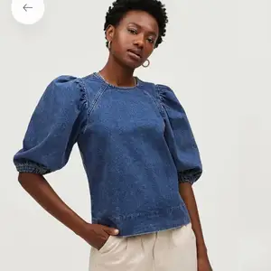 Säljer jättetrendig tröja med puffärmar från ellos🥰 ⚠️nypris: 800 kr⚠️ mitt pris: 450 kr⚠️ Gjord av ett jeansmaterial och aldrig använd💕