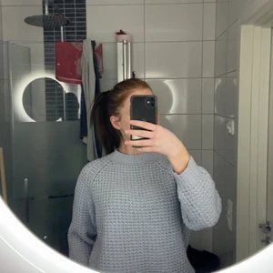 stickad tröja - Ljusblå stickad tröja från lager 157. Väldigt bra skick. Varm och skön nu i vinter. Säljs pågrund av att den knappt används. Skriv för mer bilder och info💙💙  Köparen står för frakt💙