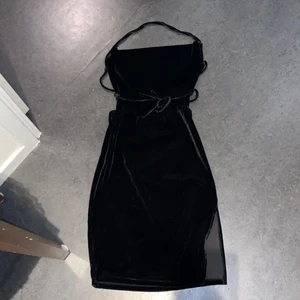 Stl S - Aldrig använd, öppen vid benet o ryggen är korsad