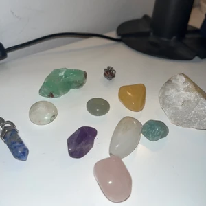 Kristaller - Säljer lite av mina kristaller då jag inte längre har nått intresse av det längre. Alla tillsammmans blir 100+22kr frakt, en kostar mellan 10-20 beroende på storlek. Om ni har frågor eller vill ha fler bilder skriver ni till mig privat. Man får även med två rökelser i lavendel doft. 3an och 8an har hål genom sig. 1&2 är sålda!