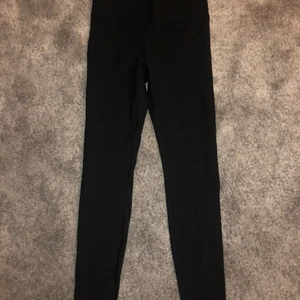 Träningsbyxor strl S - Fina träningsbyxor, ny skick och inga fläckar eller trådar