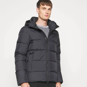 J.Lindberg Jacka stl M - Säljer en J.Lindberg jacka som endast är använd ett par fåtal gånger. Färgen är svart och storleken är M. Köptes ny i J.Lindberg butik för 4000kr. Säljer för 3000kr men priset går att diskutera vid snabb affär.   Vid fler frågor och funderingar så är det bara att skicka iväg ett meddelande!