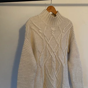 Vit stickad tröja  - Klassisk vit stickad tröja.  Vid köp av produkt: 1. Skicka meddelande med: - Namn - Adress och postnummer - Tel och mail 2. Swisha  3. Paketet postas till dig!