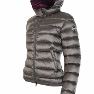 Colmar Dunjacka med luva - En jättefin dunjacka i satintyg med skimrande effekt från Colmar som inte längre går att få tag på. Det är en dammodell i storlek XS. Säljer då den tyvärr blivit för liten. Nypris ca 4000kr. Skriv vid intresse för fler bilder. Kan tänka mig att gå ner i pris vid snabb affär.