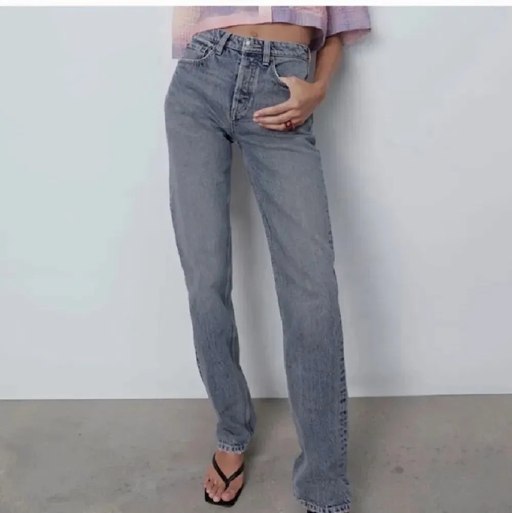Jag säljer mina fina mid waist jeans som inte säljs längre💓💓 Dom är förstora, använda men i bra skick. 200 kr + frakt💓 Stolek 40. Jeans & Byxor.