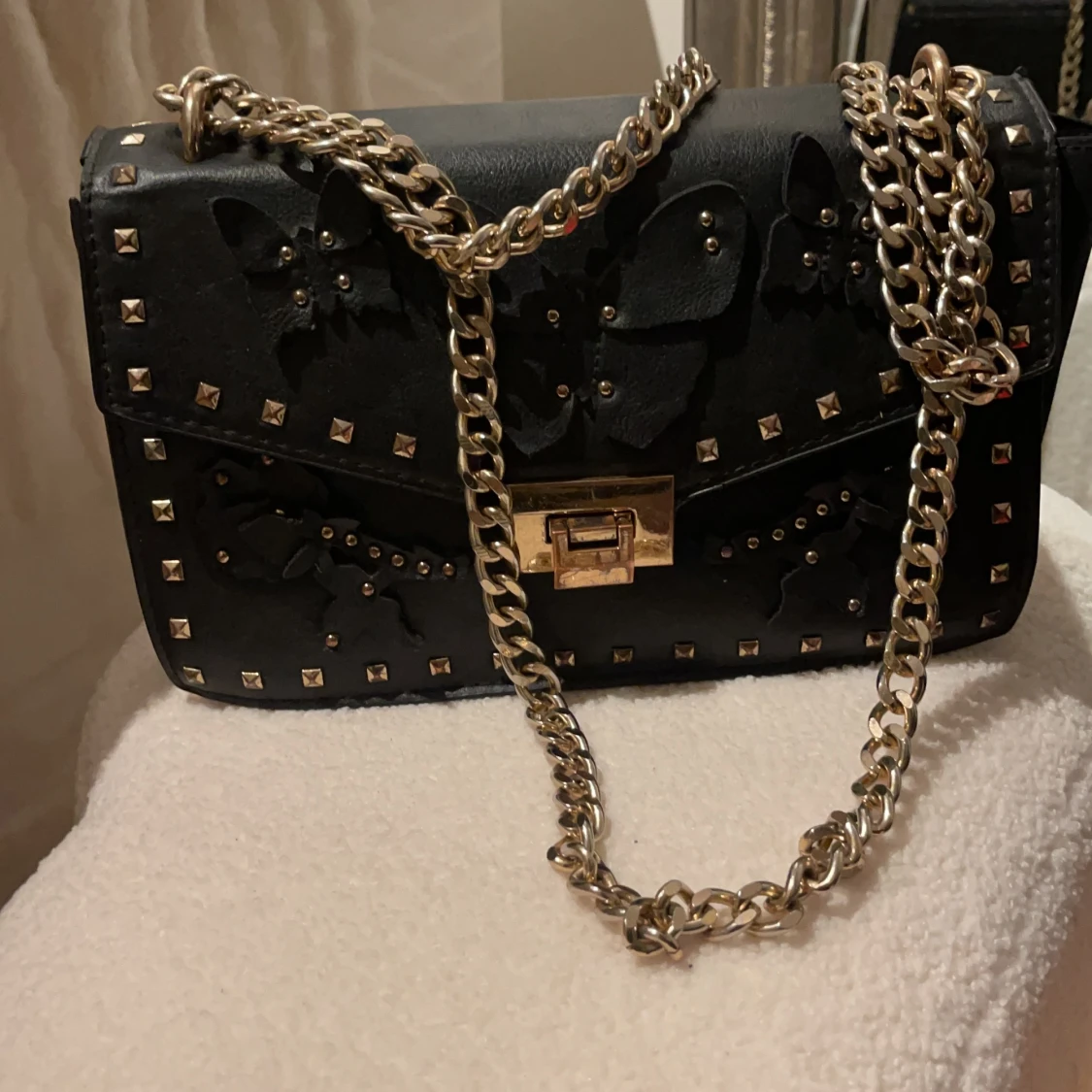 Handväska i svart och guld 