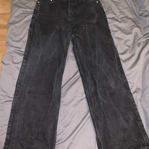 Ett par jeans från junkyard med vida ben i en urtvättad svart. De är storlek 30 men jag skulle säga att de är en aning små i storleken. Fler bilder finns vid önskan, KÖPARE STÅR FÖR FRAKT🌸🌸