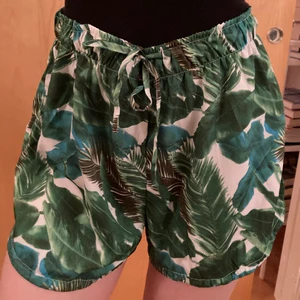 Green Jungle shorts from Seppälä - Super soft green and jungla vegetation patterned shortsh. Supports the curves even on small sized girls.