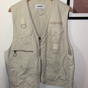 Väst - Skitsnygg Weekday väst i stl. M (passar S-L). Använd mycket men inget märkbart slitage.  Nypris:600kr