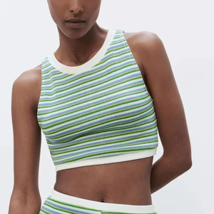 Stickat linne från Zara - Randigt stickat linne från Zara i storlek S. Köptes i somras från 120kr, knappt använd och säljer för 60kr! Hör av dig vid frågor 💛