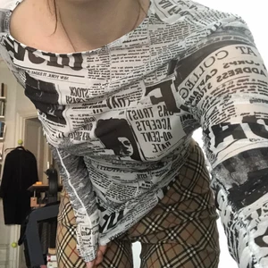 Weekday asymmetrisk mesh topp - Jättesnygg asymmetrisk mesh-tröja med tidningstryck som tyvärr inte kommit till användning! Köpt på weekday för 300kr ❤️ storlek S men passar nog S/M