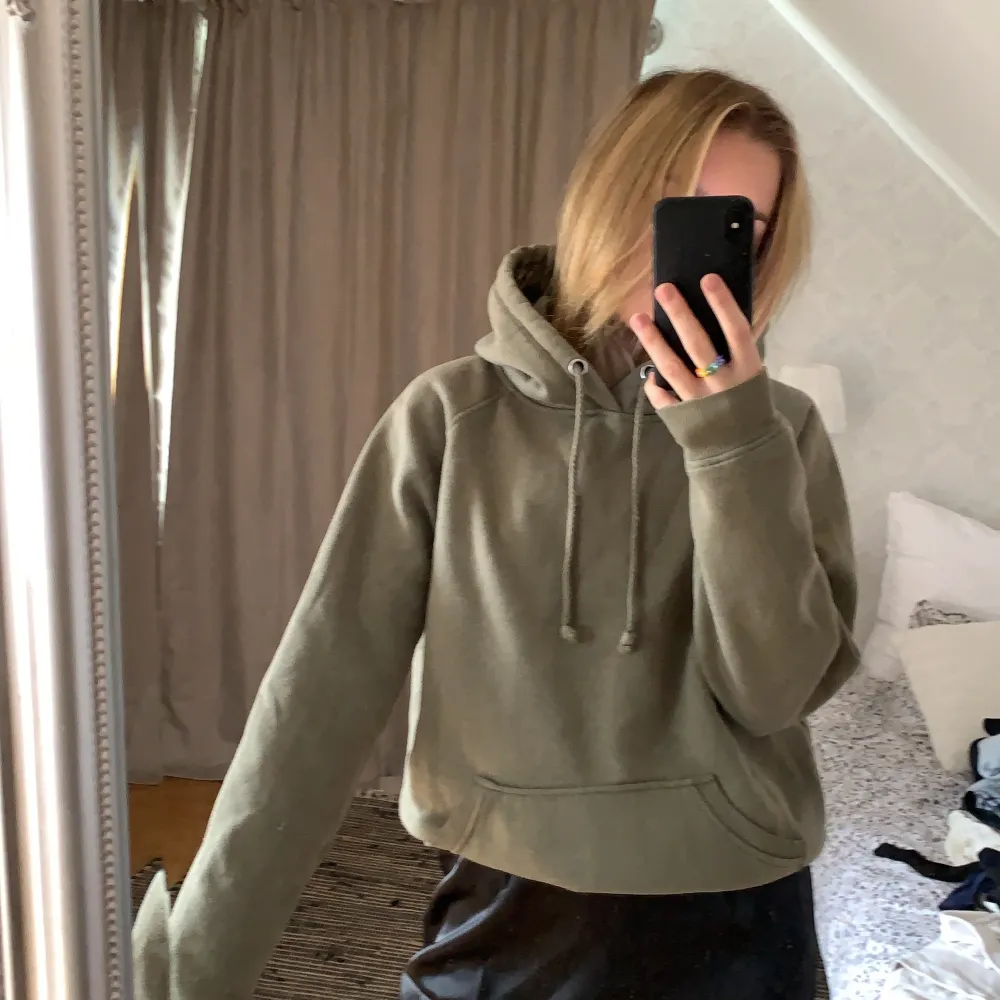 Khaki grön hoodie från BikBok i storlek XS, har själv XS i kläder. Hör av dig vid frågor 🤍 ‼️Bud på 120kr, avslutas imorgon kl 19‼️. Hoodies.