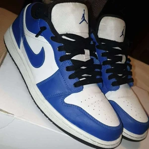Air jordan 1s Game Royal 41 - Säljer ett par air jordan 1s  Game Royal storlek 42.5, Väldigt fint skick 8,5/10 Crease skydd sitter i, dessvärre inget kvitto kvar för skorna. Kan dessutom skickas mvh.