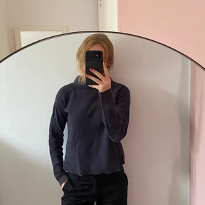 Polotröja &otherstories - En mörkblå tröja från & other stories med vadderad polokrage. Storlek S. Frakt tillkommer