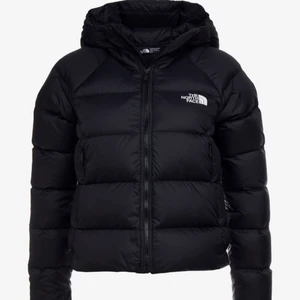 The north face jacka - The north face jacka i nyskick, endast använd 2 gånger förra vintern💖 köpt för ca 2500, storlek S, kan fraktas. BUD 1500