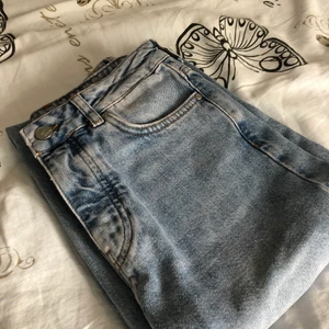 Vida jeans - Wide pres jeans från Bikbok, med fin passform. Nypris 599kr. Säljes då de var lite för stora för mig och har därför inte kommit till användning. Så de är i helt nytt skick. Storlek 25. Kan skickas! Köparen står för frakten😊  