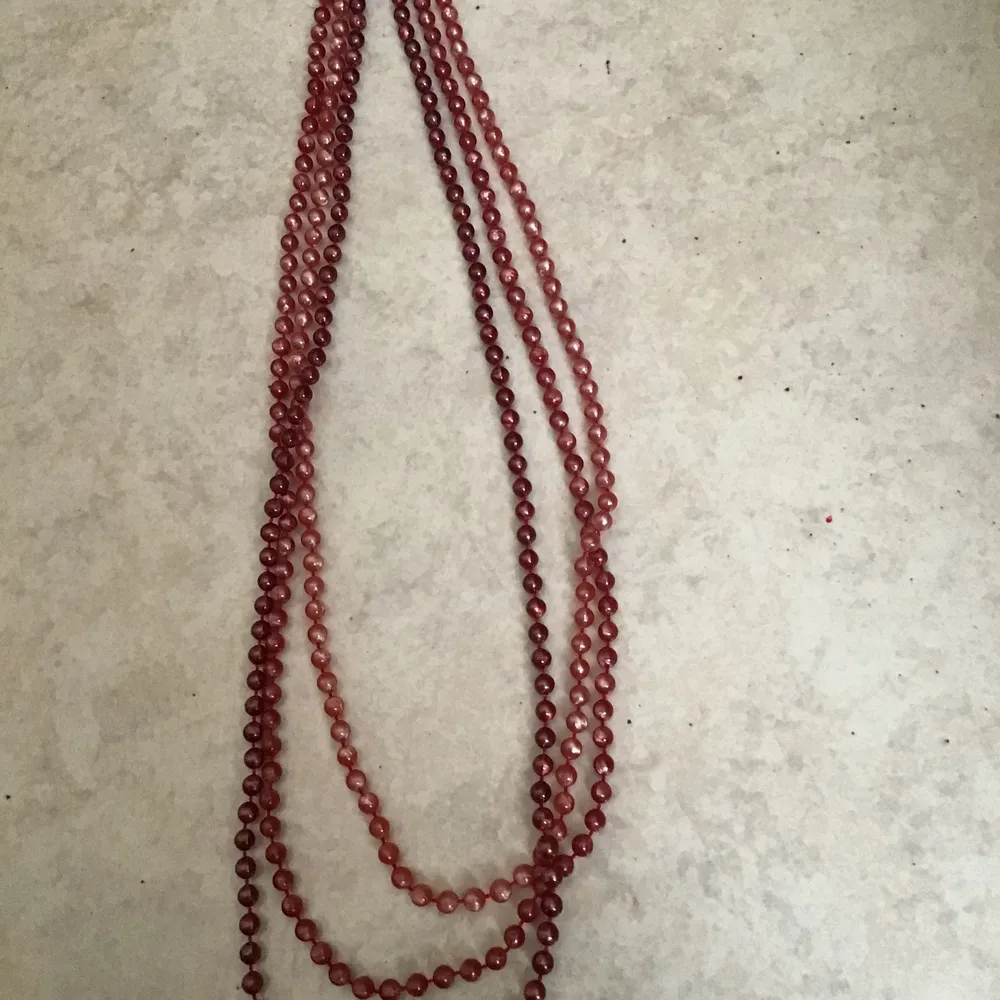 3radig halsband med pärlor jätte fint . Glad färg .  60kr plus 15kr frak. Accessoarer.