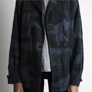 Camouflage jacka - Intressekoll på denna super coola jacka från quatre filles, superfint skick och perfekt nu till hösten o skolan!!💕💕 nypris 2500