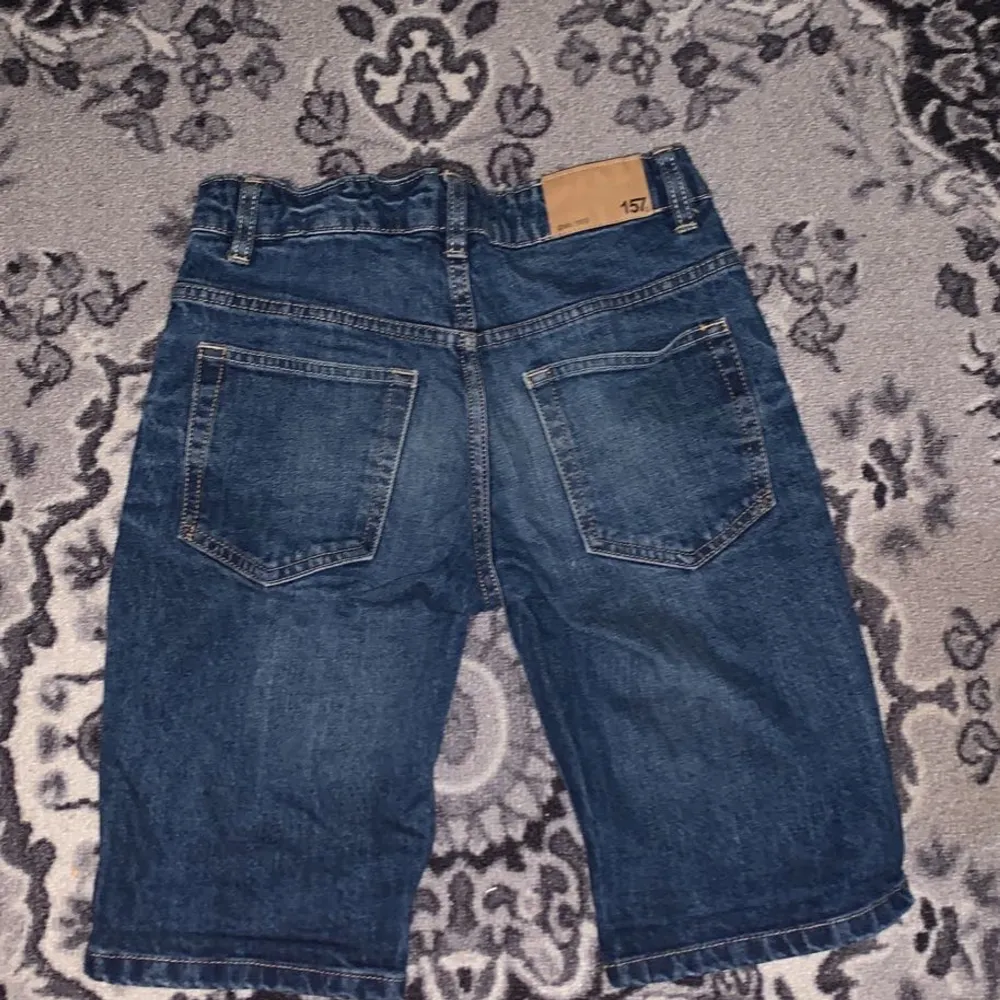 Mörkblåa jeans shorts, väl använda men bra skick. Shorts.