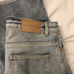 Superfina blåa Carin Wester jeans i stl 38! Hör av vid frågor eller mer bilder :) köparen står för frakten! 