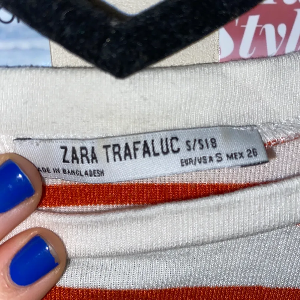 Randig Zara tröja i strl. S. Mycket stretchig material. Köpt för några år sen, använd fåtal gånger. Säljer pga använder inte. . Toppar.