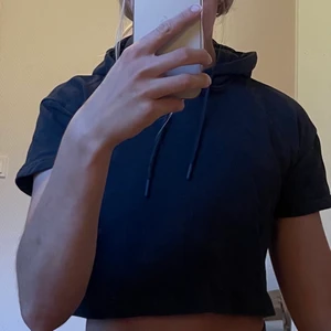 Gymshark croppad t-shirt strl S - Gymshark: dubbelbeställde så aldrig använd! Strl S. Vill du att den ska skickas på posten står du för frakt!