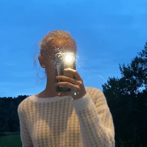 Stickad beige tröja  - Säljer min super fina och väldigt mysiga tröja från mango eftersom den inte kommer till så mycket användning längre. Köpare står för frakt. Hör av dig om du är intresserad eller vill ha mer information om tröjan💕