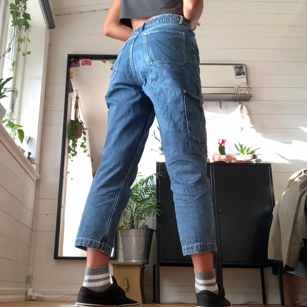 divided jeans köpta för ca ett år sedan, inte särskilt använda så i bra skick🌸 coola fickor och snygg passform, passar mig bra som brukar ha storlek 38 och är 173 lång🧡. Jeans & Byxor.